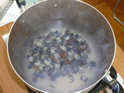 しじみ貝を熱湯の中に入れた.jpg
